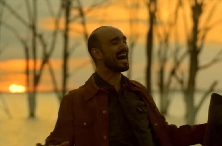 abel pintos cantando en un paisaje argentino