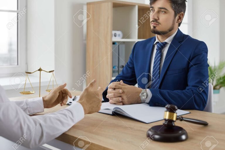 abogado consultando con cliente en oficina