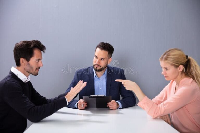 abogado discutindo con una pareja en oficina