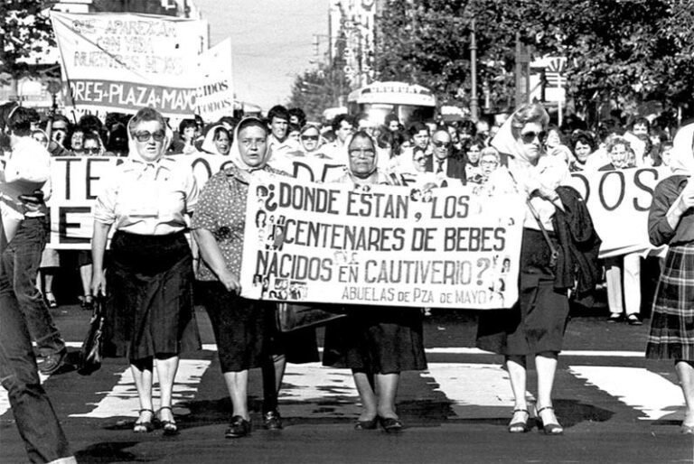 abuelas de plaza de mayo en protesta