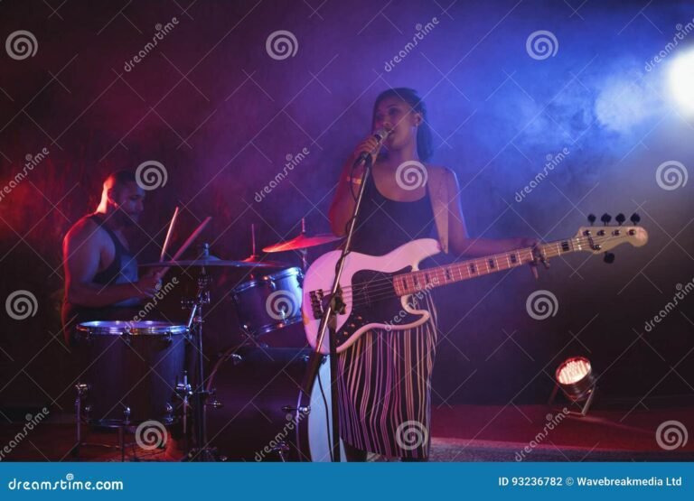 actor cantando en un escenario iluminado