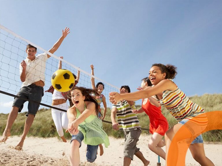 adultos disfrutando de voley recreativo en parque