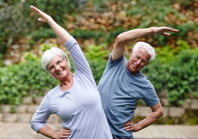 adultos mayores disfrutando actividades al aire libre