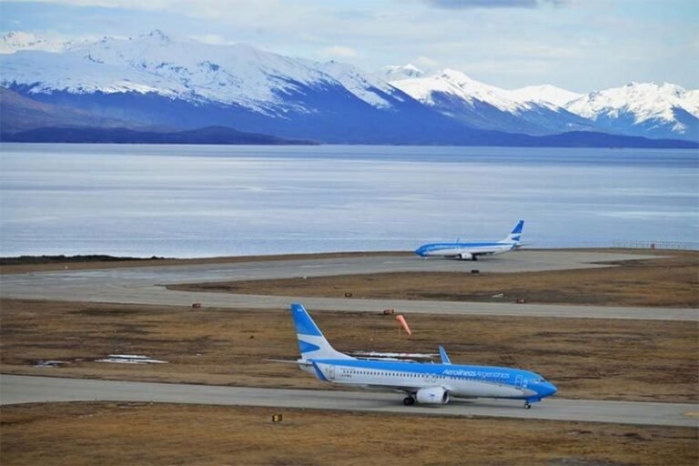 aeropuerto y avion en la patagonia argentina