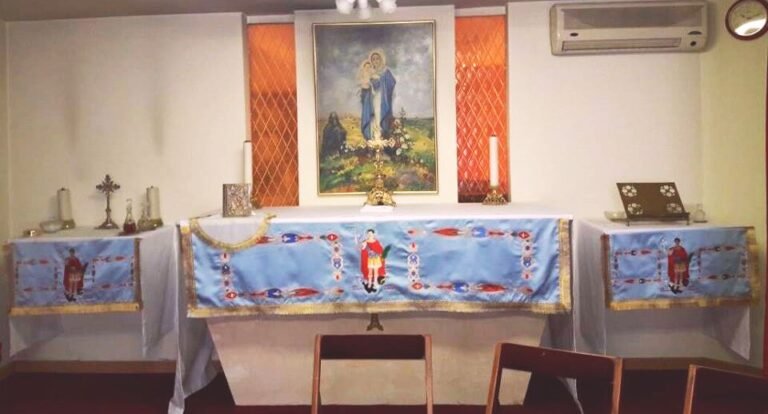altar con velas y figura de san expedito