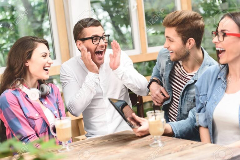 amigos riendo y compartiendo momentos juntos