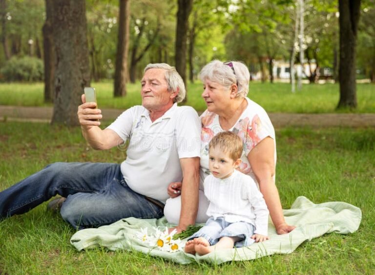 anciano usando tablet en un parque