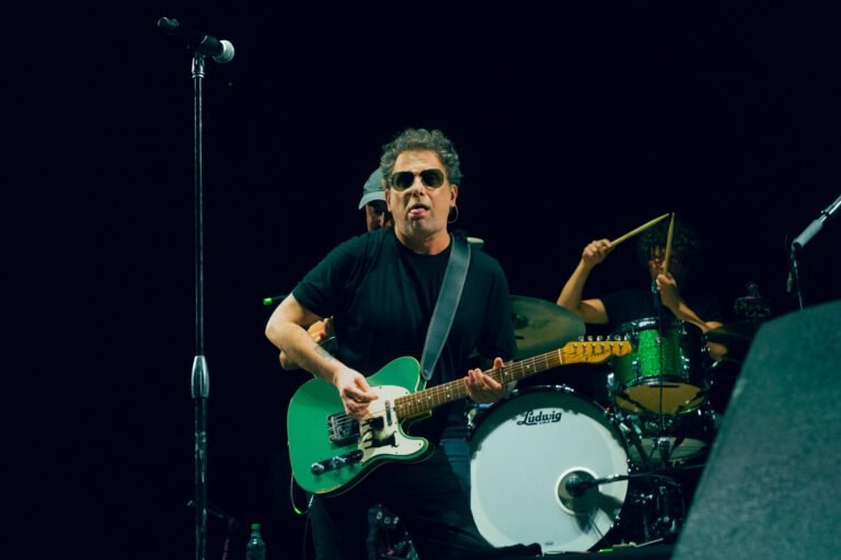 andres calamaro en concierto emotivo