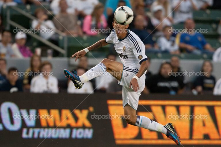 angel di maria en accion con el balon