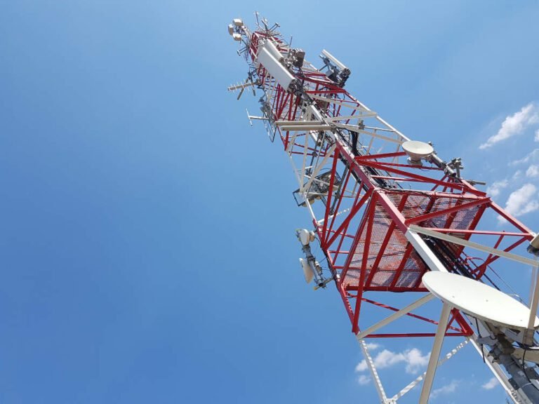 antena de telefonia movil en el campo