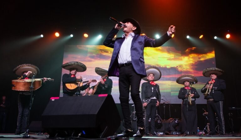 antonio rios en un escenario musical