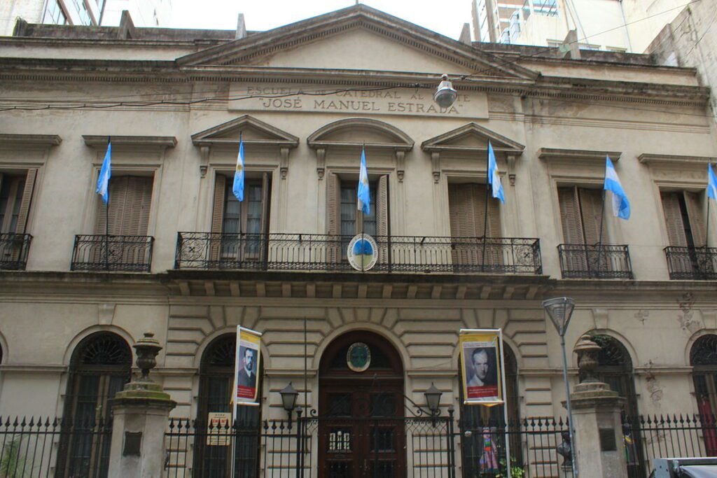 Qué características tiene la Escuela Normal Dr. Juan Pujol en Argentina