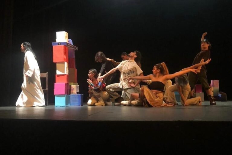 artistas confrontandose en el escenario