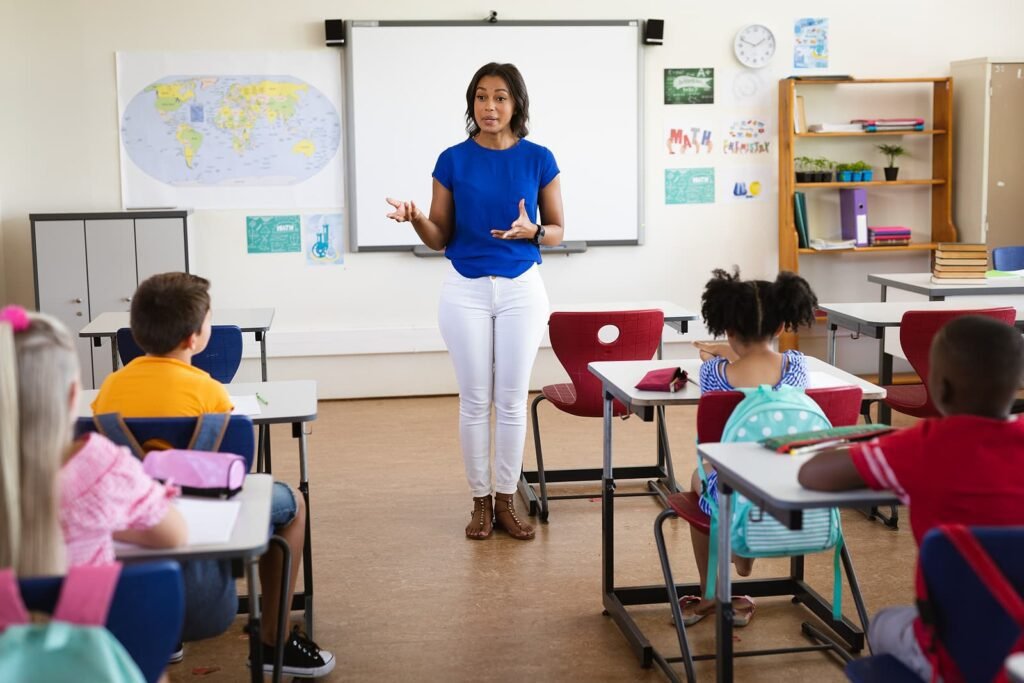 aula de clase con estudiantes atentos