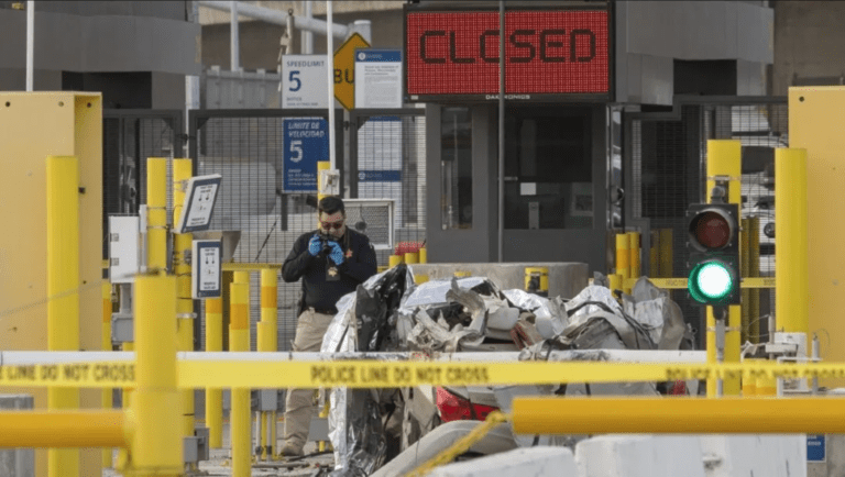 auto atrapado en una garita de trafico