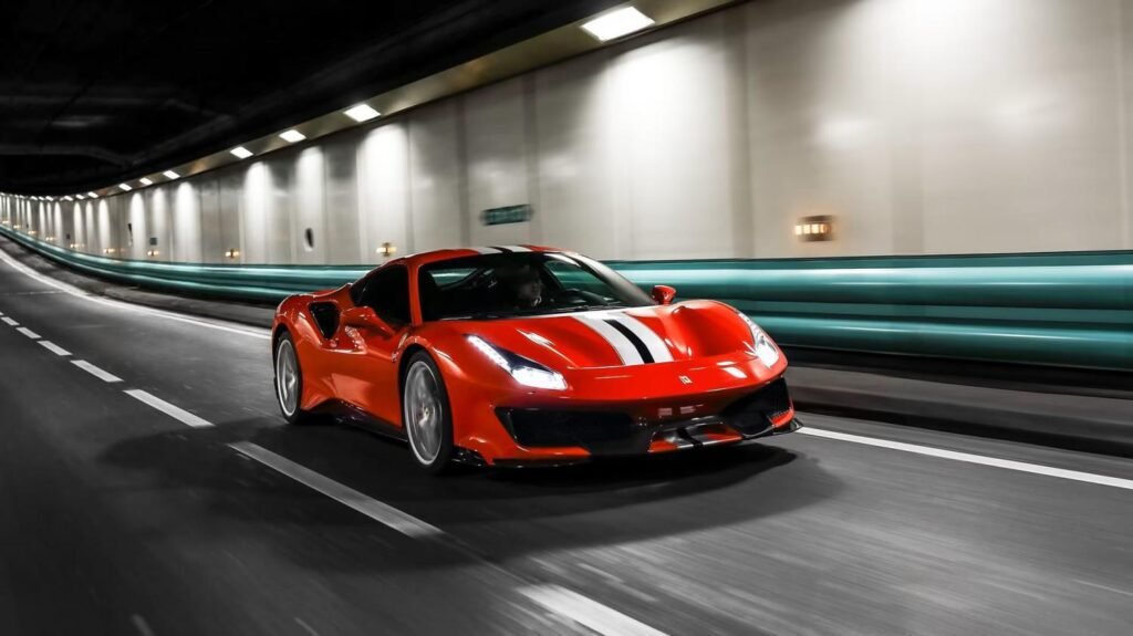 Cuál es el auto más caro de Argentina y sus características 1 auto de lujo en una carretera argentina