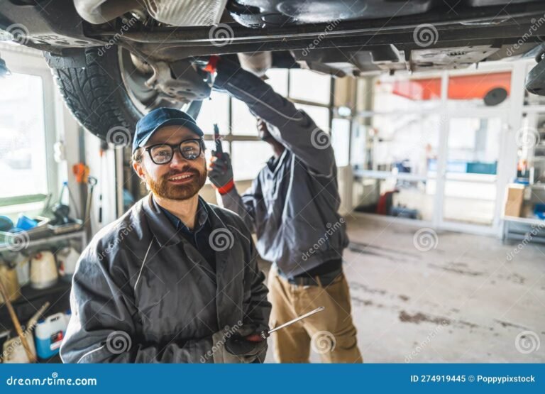 auto en taller con mecanico trabajando