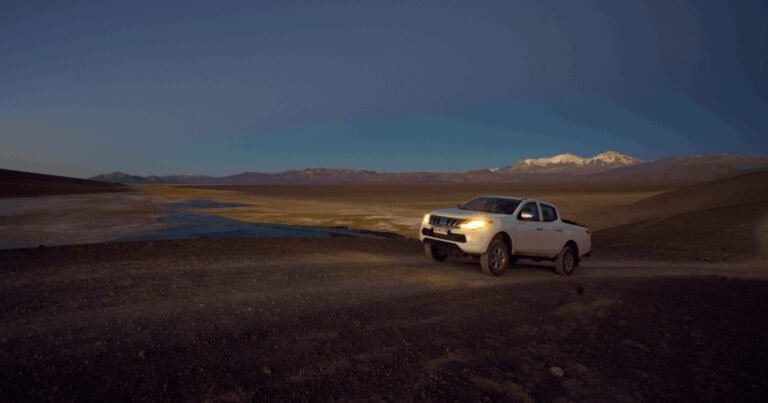 auto en un paisaje chileno y argentino