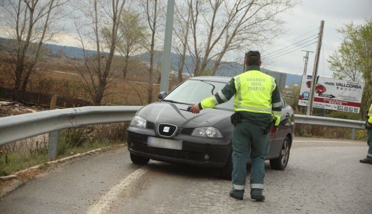 auto parado frente a un control vehicular