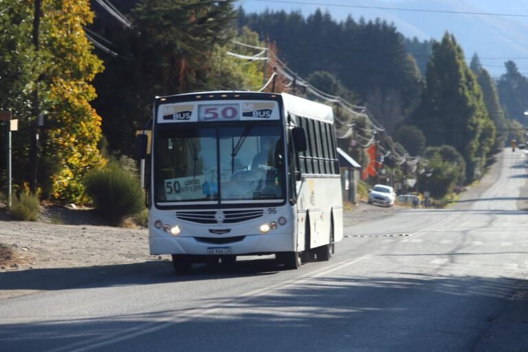 autobus en una parada en bariloche