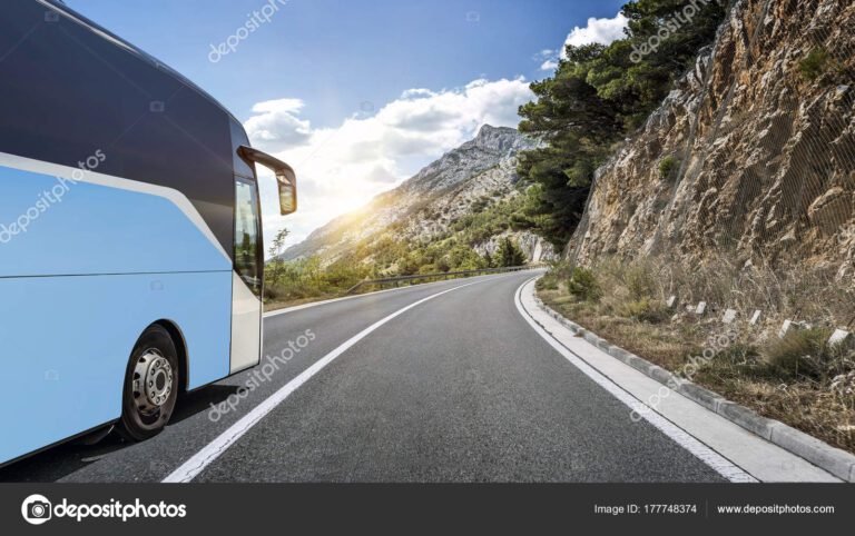 Cómo conseguir pasajes de Mendoza a Carlos Paz al mejor precio 25 autobus viajando por un paisaje montanoso