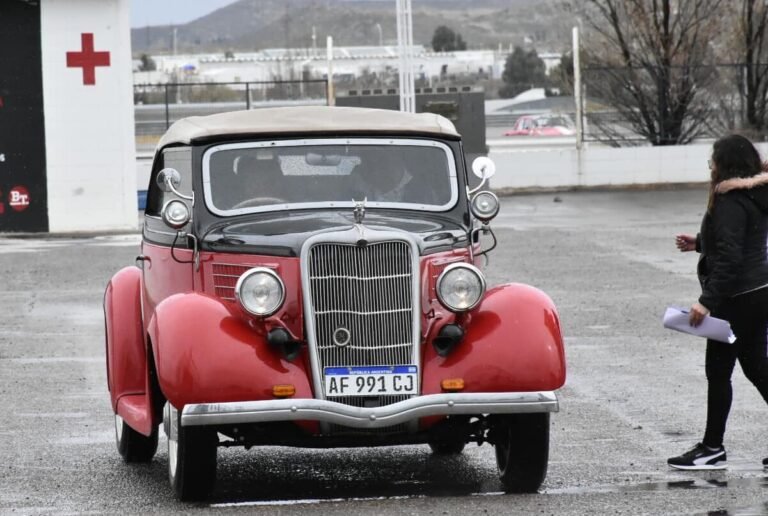 autos clasicos en una carrera de regularidad