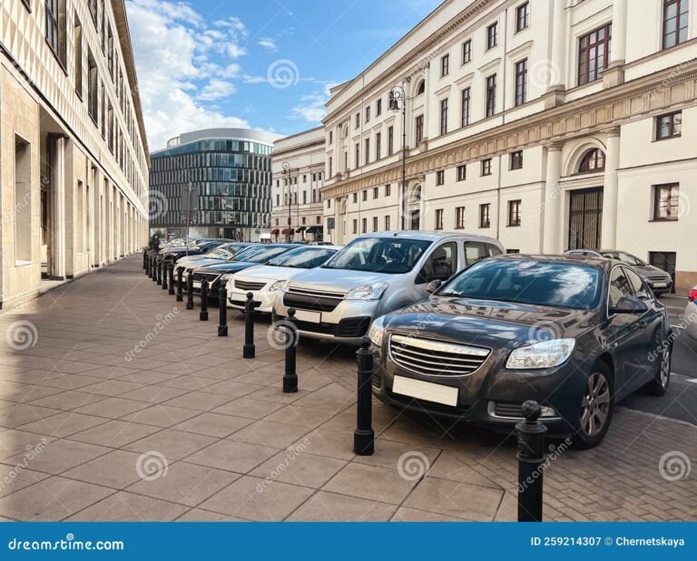 autos modernos estacionados en la ciudad