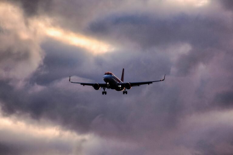 avion atravesando una tormenta electrica