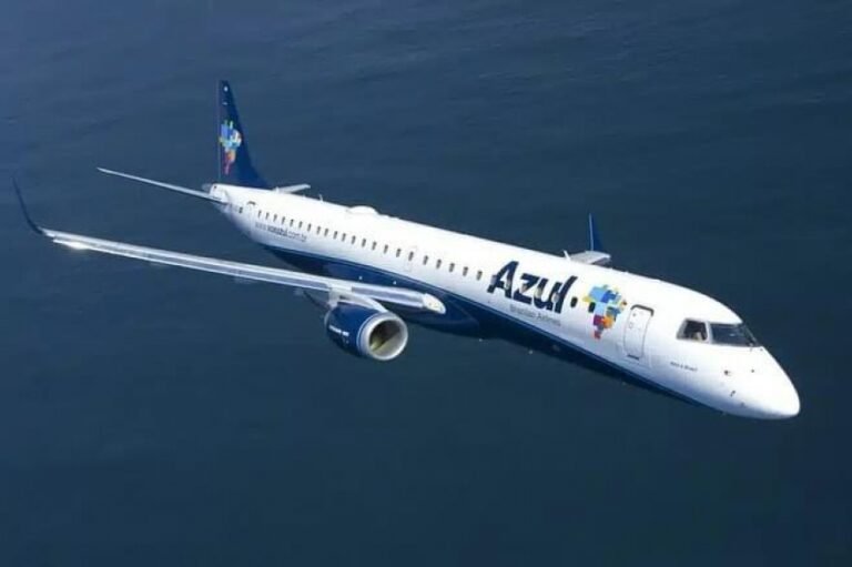 avion de azul linhas aereas en vuelo