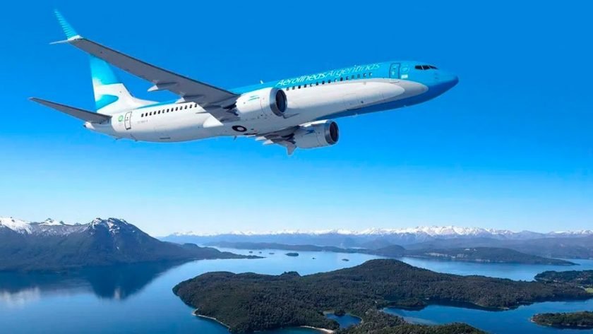 Dónde encontrar los mejores vuelos ultra low cost en Argentina 1 avion despegando sobre un paisaje argentino 1
