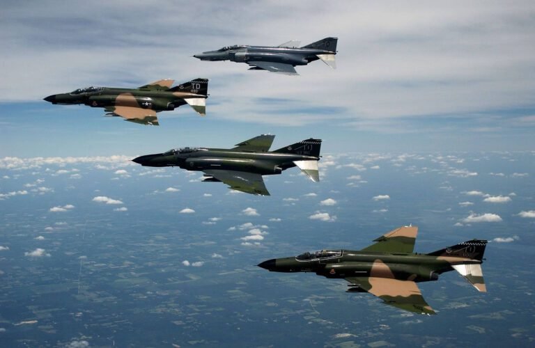 aviones de guerra en vuelo sobre paisaje
