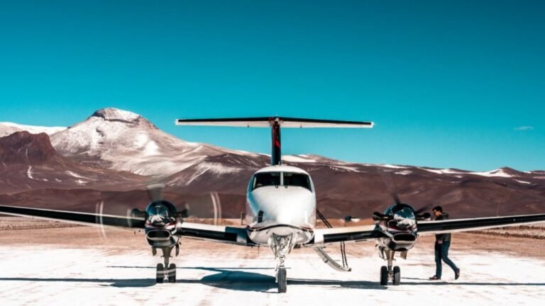 Qué ofertas del Black Friday tienen las aerolíneas argentinas este año 19 aviones sobrevolando un paisaje argentino