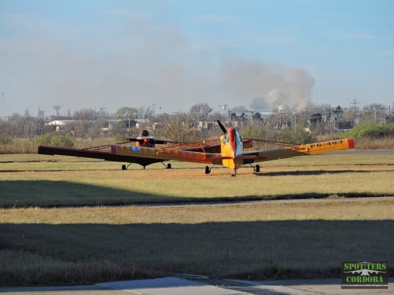 avioneta sobrevolando paisajes de villa general belgrano