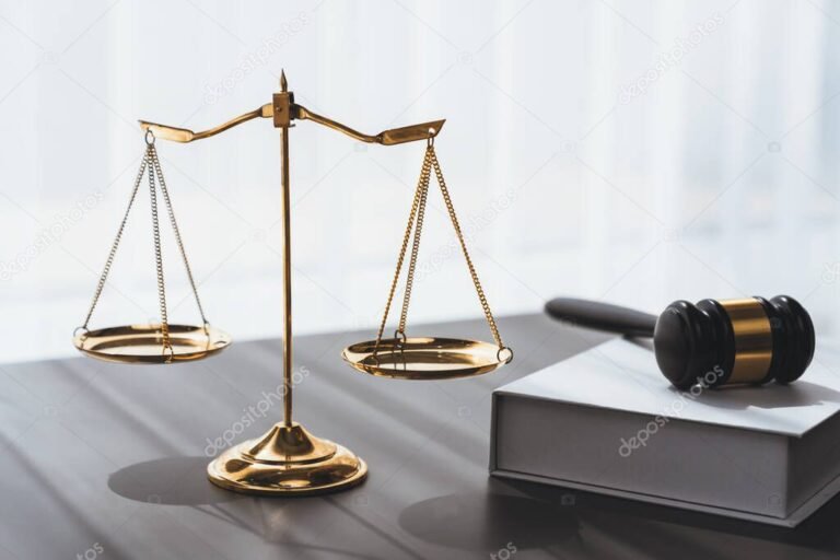 balanza de justicia con documentos legales