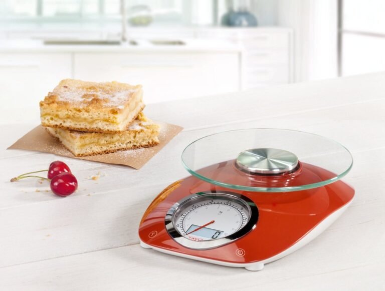 balanza digital sobre una mesa de cocina