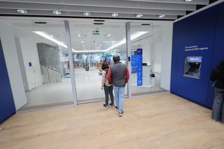 bancos cerrados durante una protesta masiva