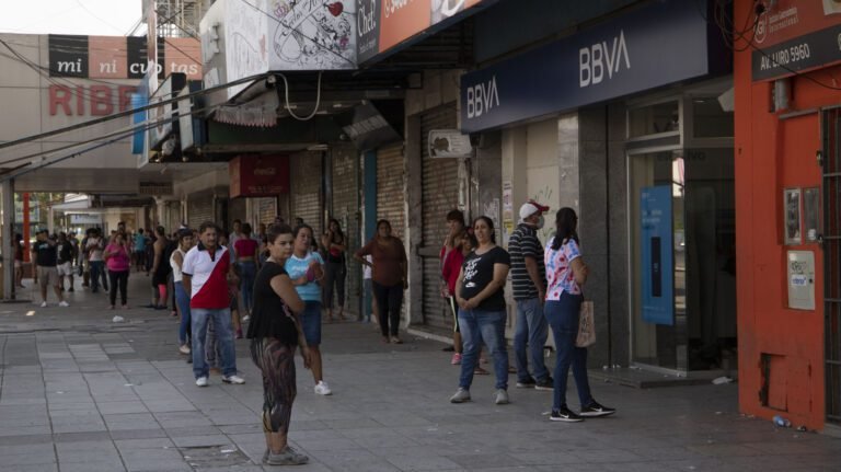 bancos cerrados y abiertos en contraste