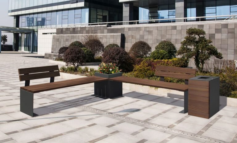 bancos y promociones en un entorno urbano