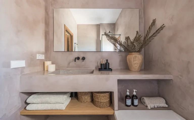 bano moderno y acogedor con requisitos