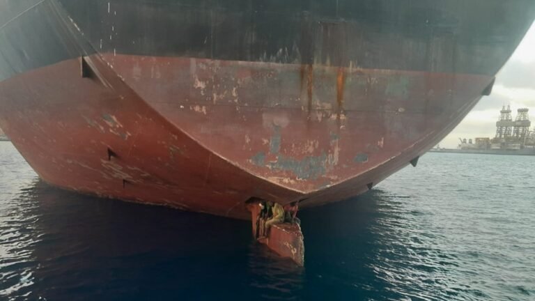 barco de inmigrantes en el oceano