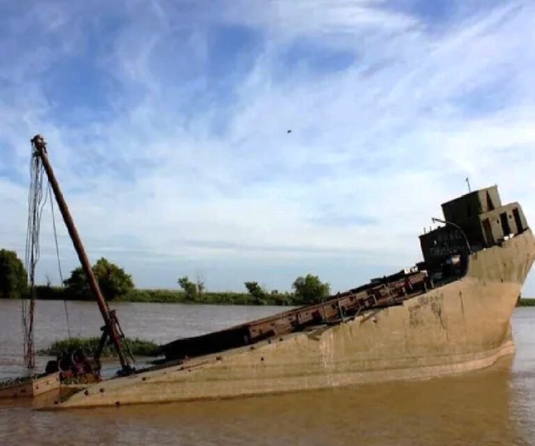 barco hundido en el rio tigre