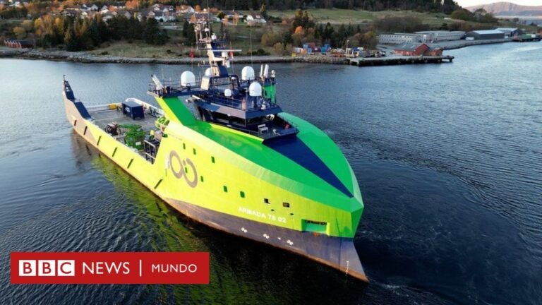 barcos a control remoto en un lago
