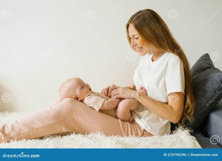 bebe en brazos de una madre amorosa