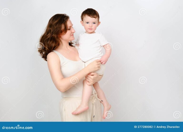 bebe en brazos de una madre feliz