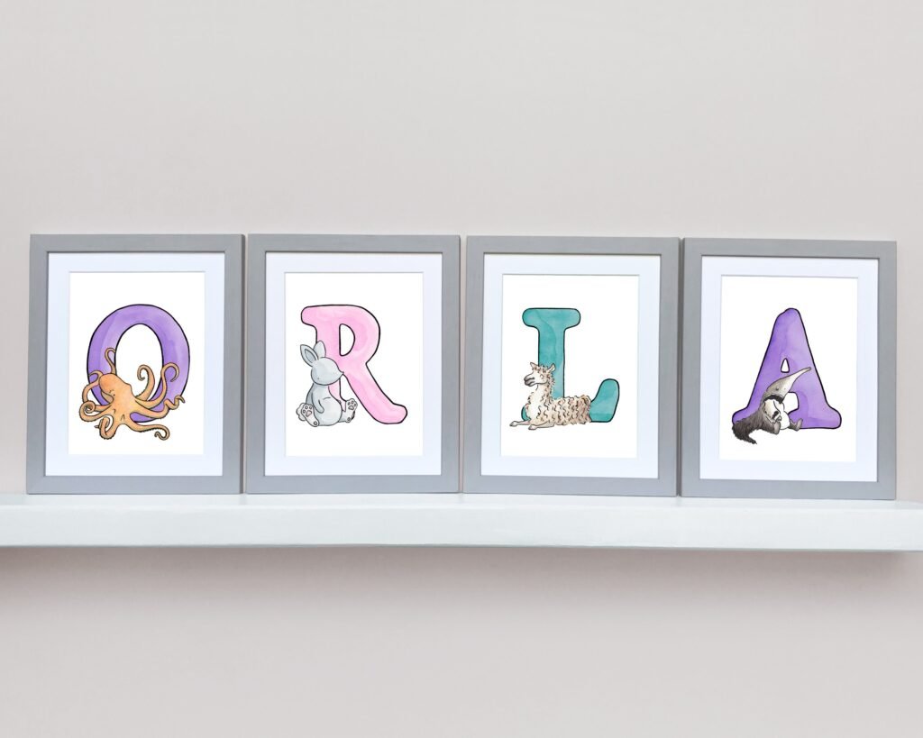 Qué nombres bonitos puedo elegir para mi hijo Ideas y significados 1 bebe rodeado de nombres en letras coloridas