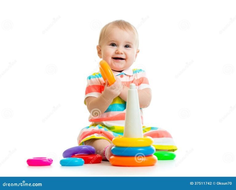 bebe sonriendo con juguetes coloridos
