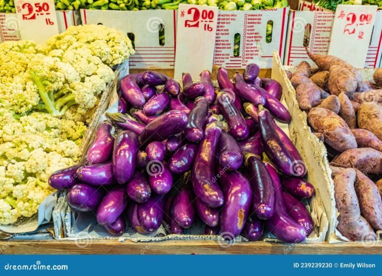 berenjenas baby frescas en un mercado