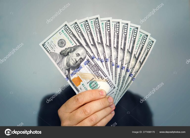 billete de mil dolares en manos