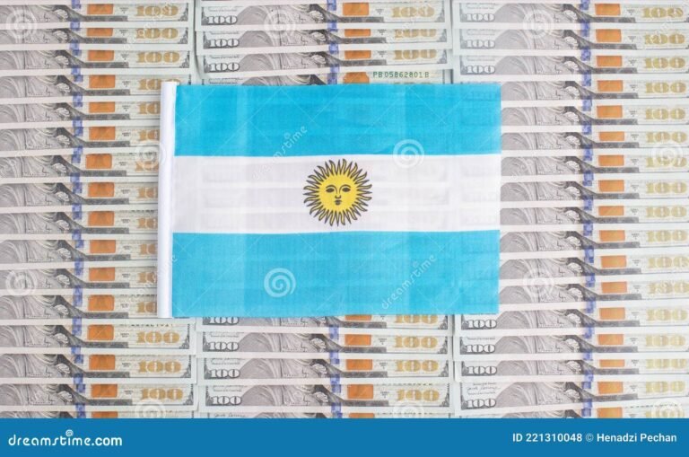 billetes de dolar sobre fondo argentino
