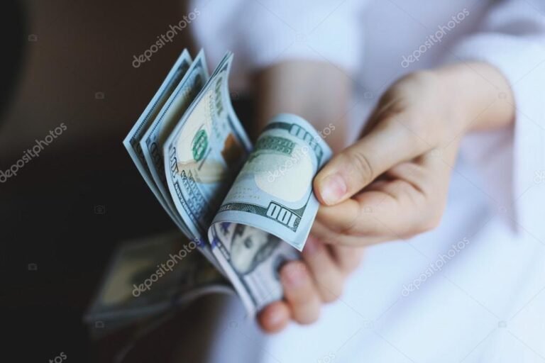 billetes de dolar sobre fondo neutro